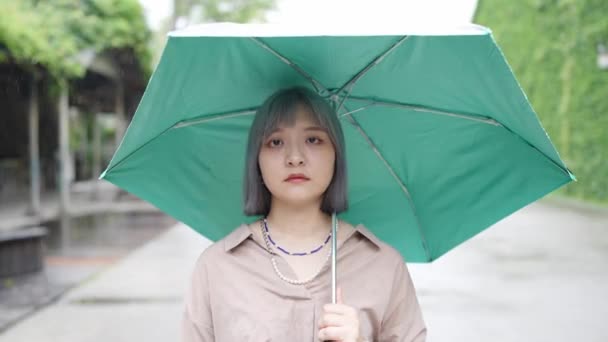 太平洋のハシャン1914文化クリエイティブパークで彼女の顔に傘とさまざまな表現を持つ若い台湾人女性 — ストック動画