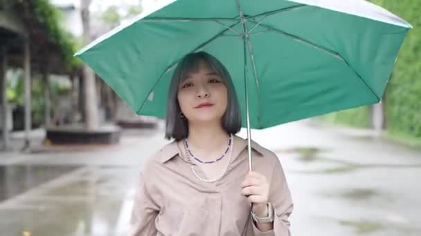 Ung Taiwanesisk Kvinna Med Ett Paraply Och Olika Ansiktsuttryck Konstnärlig — Stockvideo