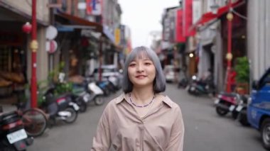  Genç bir Tayvanlı kadın geleneksel Taipei mahallesi Dihua Caddesi 'nde yürüyor..