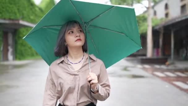 Mladá Tchajwanská Žena Kráčí Deštníkem Umělecké Budově Huashan 1914 Cultural — Stock video