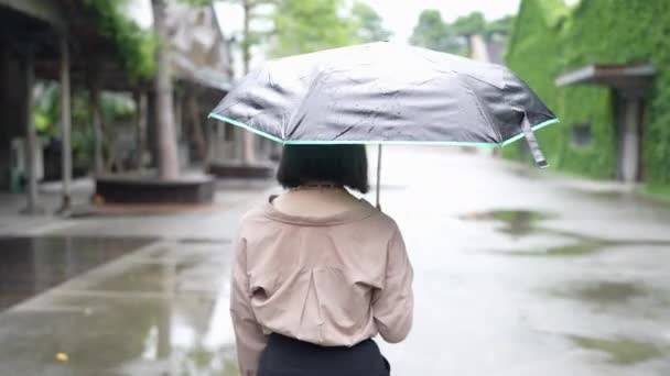 台湾华山1914年文化创意公园 一位年轻的台湾女子带着一把雨伞走在一座艺术大楼里 — 图库视频影像