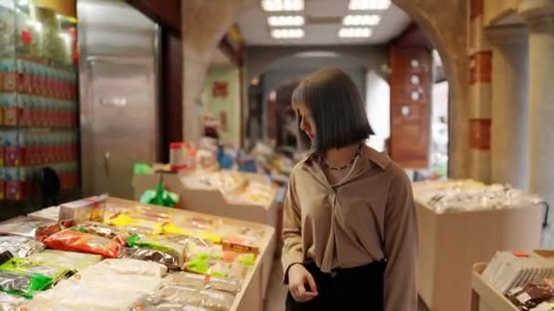 Μια Νεαρή Γυναίκα Από Την Ταϊβάν Περπατάει Στην Οδό Dihua — Αρχείο Βίντεο