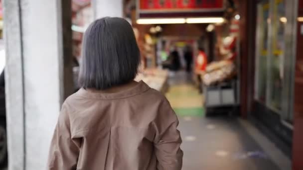 Μια Νεαρή Γυναίκα Από Την Ταϊβάν Περπατάει Στην Οδό Dihua — Αρχείο Βίντεο