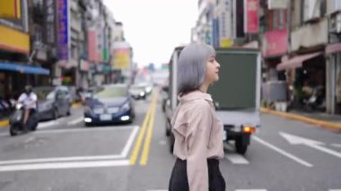  Genç bir Tayvanlı kadın geleneksel Taipei mahallesi Dihua Caddesi 'nde yürüyor..