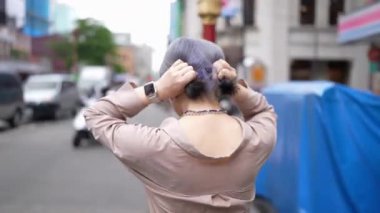  Genç bir Tayvanlı kadın geleneksel Taipei mahallesi Dihua Caddesi 'nde yürüyor..
