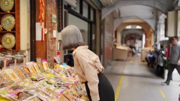 Una Giovane Donna Taiwanese Che Cammina Lungo Dihua Street Quartiere — Video Stock