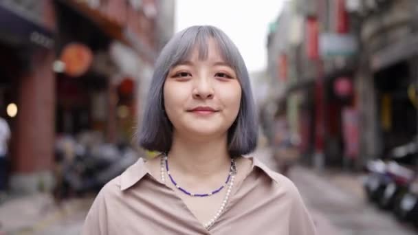 台湾一位年轻女子走在台北市的一个传统社区 第花大街上 — 图库视频影像