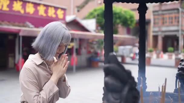Młoda Tajwańska Kobieta Modli Się Dihua Street Tradycyjnej Dzielnicy Tajpej — Wideo stockowe