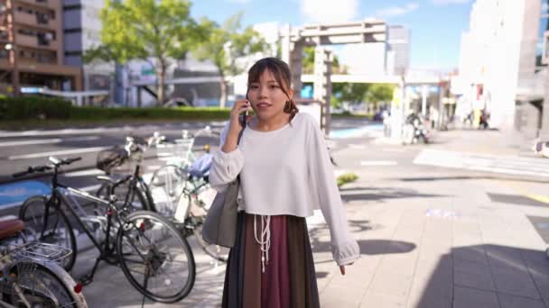 Jovem Mulher Japonesa Caminhando Enquanto Fala Seu Smartphone Longo Uma — Vídeo de Stock