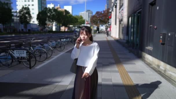 Молодая Японская Женщина Идущая Время Разговора Смартфону Вдоль Дороги Возле — стоковое видео