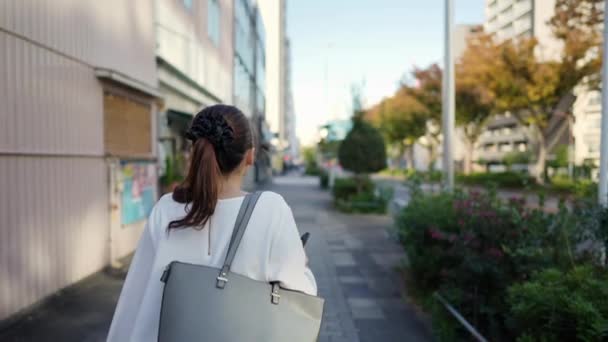 Молодая Японская Женщина Идущая Время Разговора Смартфону Вдоль Дороги Возле — стоковое видео