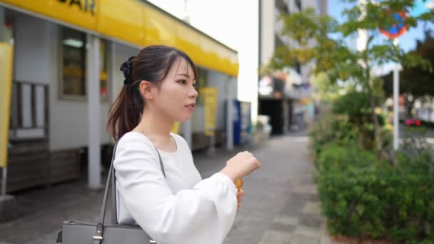 Wanita Muda Jepang Sepanjang Jalan Dekat Distrik Perbelanjaan Osu Kota — Stok Video