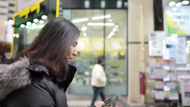 Ein Südkoreanischer Mann Seinen 30Er Jahren Mit Langen Haaren Beim — Stockvideo