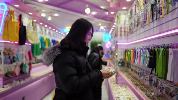 Sydkoreansk Man Årsåldern Med Långt Hår Sightseeing Vintern Snöfall Gata — Stockvideo
