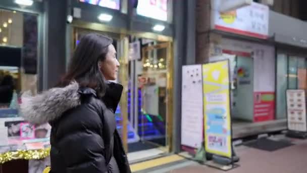 Homem Sul Coreano Anos Com Cabelos Longos Passeando Neve Inverno — Vídeo de Stock