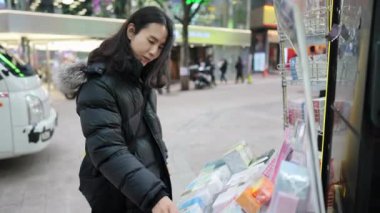 30 'lu yaşlarında Güney Koreli bir adam kışın Myeongdong, Seul, Güney Kore' de kar yağışı altında etrafı geziyor..