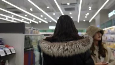 30 'lu yaşlarında Güney Koreli bir adam kışın Myeongdong, Seul, Güney Kore' de kar yağışı altında etrafı geziyor..