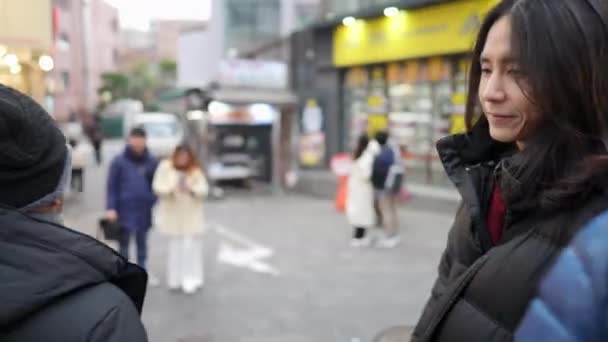 머리카락을 30대 대한민국의 거리에서 내리는 — 비디오