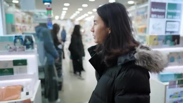 Południowokoreański Mężczyzna Trzydziestce Długimi Włosami Zwiedzający Zimowe Opady Śniegu Ulicy — Wideo stockowe