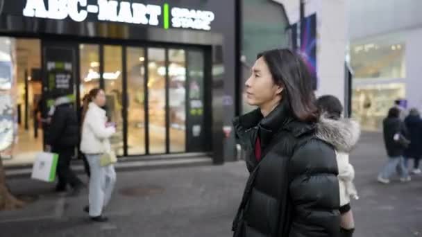 Południowokoreański Mężczyzna Trzydziestce Długimi Włosami Zwiedzający Zimowe Opady Śniegu Ulicy — Wideo stockowe