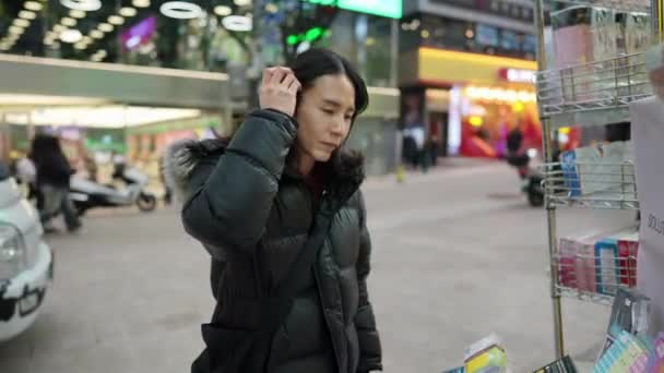 Sud Coréen Dans Trentaine Aux Cheveux Longs Faisant Tourisme Hiver — Video