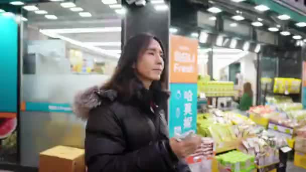 Een Zuid Koreaanse Man Met Lang Haar Sightseeing Winter Sneeuwval — Stockvideo