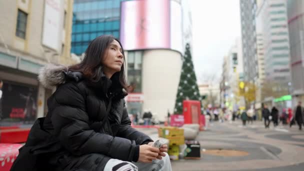 Ein Südkoreanischer Mann Seinen 30Er Jahren Mit Langen Haaren Beim — Stockvideo