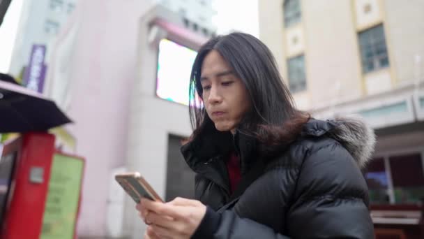 Jihokorejský Muž Třicítce Dlouhými Vlasy Vyhlídka Zimní Sníh Ulici Myeongdongu — Stock video