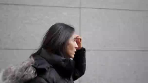 머리카락을 30대 대한민국의 거리에서 내리는 — 비디오