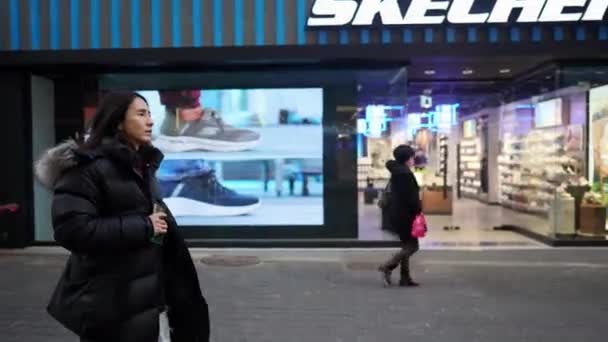 Jihokorejský Muž Třicítce Dlouhými Vlasy Vyhlídka Zimní Sníh Ulici Myeongdongu — Stock video