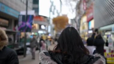 30 'lu yaşlarında Güney Koreli bir adam kışın kar yağarken Myeongdong, Seul, Güney Kore' de bir sokakta gece gezintisi yapıyor..