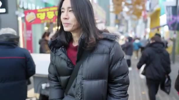 Jihokorejský Muž Třicítce Dlouhými Vlasy Noci Zimním Sněžení Ulici Myeongdong — Stock video