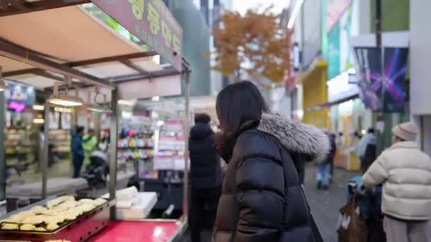 Hombre Surcoreano Años Con Pelo Largo Visitando Noche Nevada Invierno — Vídeo de stock