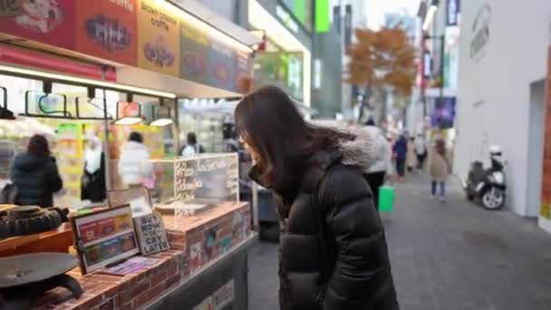 Sydkoreansk Man Årsåldern Med Långt Hår Sightseeing Natten Vintern Snöfall — Stockvideo