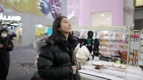 Seorang Pria Korea Selatan Berusia Dengan Rambut Panjang Bertamasya Malam — Stok Video
