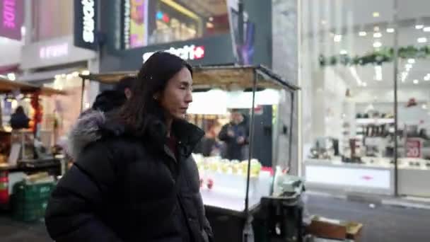 Sud Coréen Dans Trentaine Aux Cheveux Longs Visitant Nuit Dans — Video