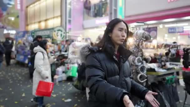 Південнокорейський Чоловік Свої Років Довгим Волоссям Огляд Вночі Під Час — стокове відео