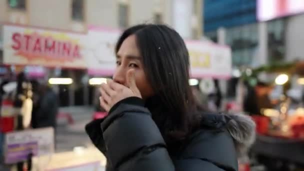 Południowokoreański Mężczyzna Trzydziestce Długimi Włosami Zwiedzający Nocą Zimowe Opady Śniegu — Wideo stockowe