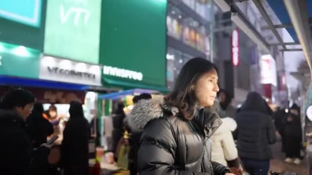 Południowokoreański Mężczyzna Trzydziestce Długimi Włosami Zwiedzający Nocą Zimowe Opady Śniegu — Wideo stockowe