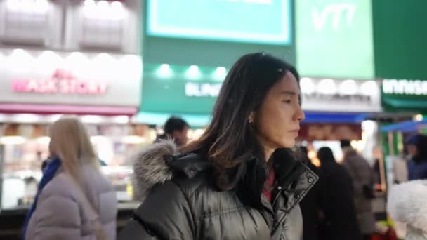 Ein Südkoreanischer Mann Seinen Dreißigern Mit Langen Haaren Beim Nächtlichen — Stockvideo