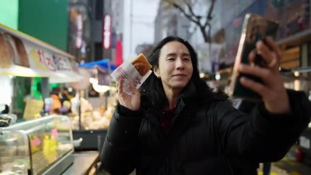 Sydkoreansk Man Årsåldern Med Långt Hår Sightseeing Natten Vintern Snöfall — Stockvideo