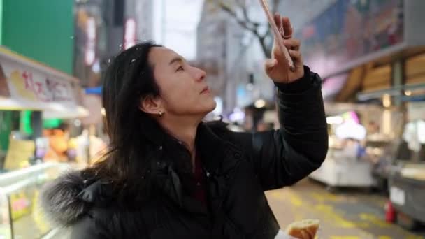 Sud Coréen Dans Trentaine Aux Cheveux Longs Visitant Nuit Dans — Video
