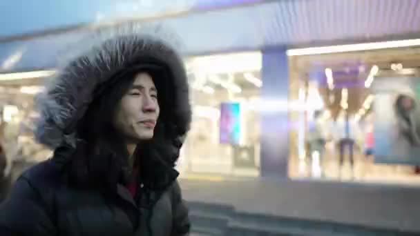 Jihokorejský Muž Třicítce Dlouhými Vlasy Noci Zimním Sněžení Ulici Myeongdong — Stock video