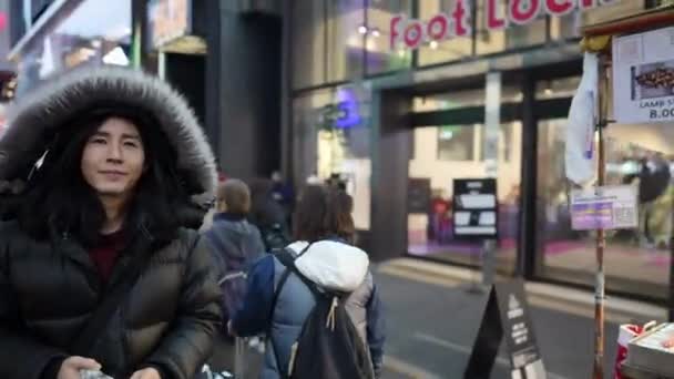Yaşlarında Güney Koreli Bir Adam Kışın Kar Yağarken Myeongdong Seul — Stok video