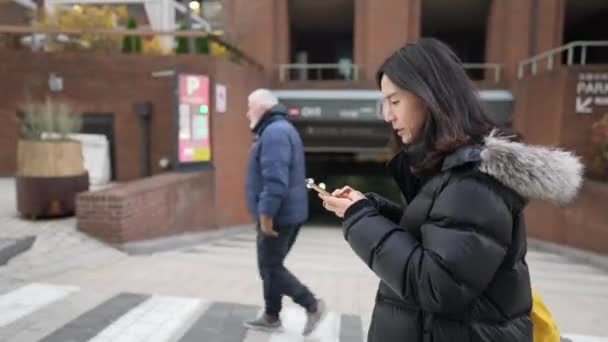 Dlouhovlasý Korejec Třicátník Který Prochází Kostele Myeong Dongu Soulu Jižní — Stock video
