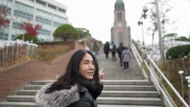 Pitkätukkainen Kolmekymppinen Korealainen Mies Kävelee Myeong Dongin Kirkossa Etelä Koreassa — kuvapankkivideo