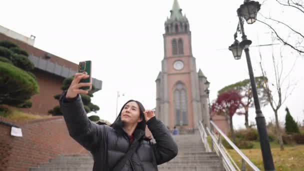 Ein Langhaariger Koreanischer Mann Seinen Dreißigern Bei Einem Spaziergang Durch — Stockvideo
