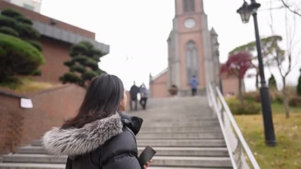 Långhårig Koreansk Man Årsåldern Tar Promenad Runt Kyrka Myeong Dong — Stockvideo