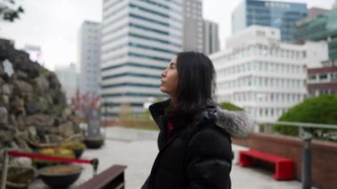 30 'lu yaşlarında uzun saçlı bir Koreli Myeong-dong, Seul, Güney Kore' de bir kilisede yürüyüş yapıyor.