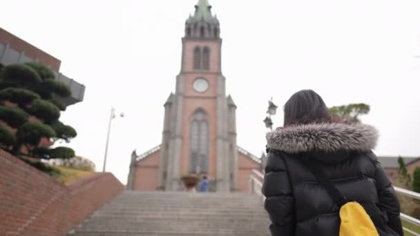 Ένας Μακρυμάλλης Κορεάτης Τριαντάρης Τριαντάρης Κάνει Μια Βόλτα Μια Εκκλησία — Αρχείο Βίντεο